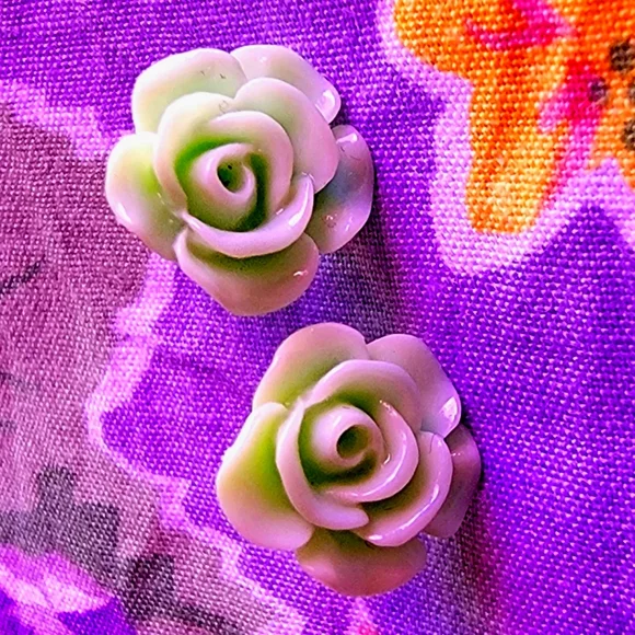 COPY - Fashion Resin Stud Flower Earrings 🌱 EUC - Picture 3 of 8